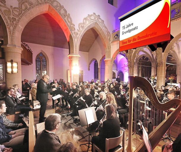 Zu Ehren des Grundgesetzes hat die Stadtkapelle Bönnigheim in der Cyriakuskirche gespielt.