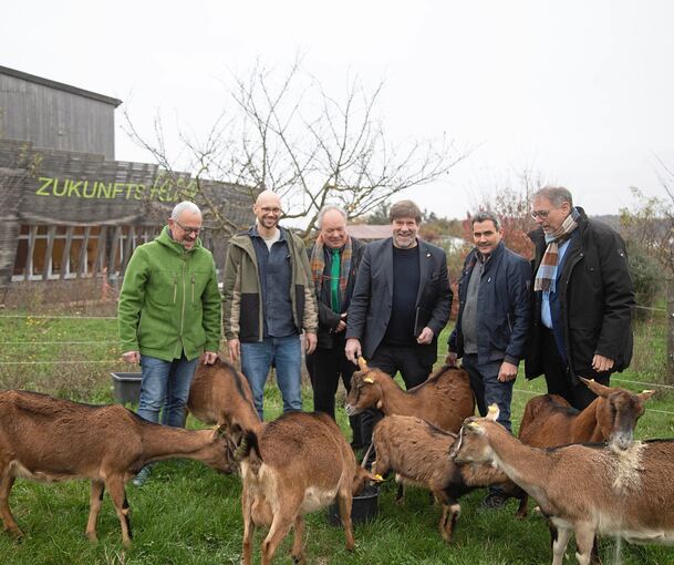 Nicht nur für die Ziegen des Schulbauernhofs gab es bei dem Besuch von Markus Rösler (3.v.re.) etwas. Über den angekündigten Zuschuss freuen sich unter anderem der Geschäftsführer der Diakonie, Andreas Wieland, der Bauernhofleiter Andreas Abrell (v.r