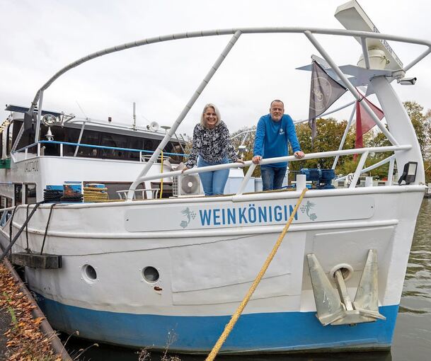 Das Schiff „Weinkönigin“ soll ab April 2025 in Ludwigsburg-Hoheneck anlegen. Das Foto zeigt Yvonne-Nadine Delucheux und Kapitän Jörg Störmer.