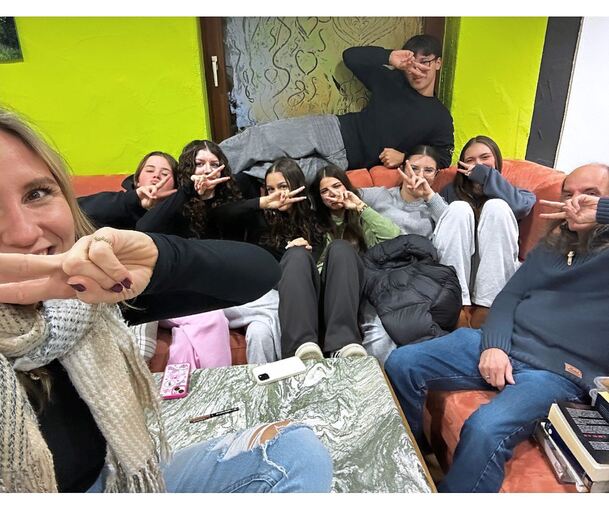 Tina Oßfeld (links) und Michael Peyerl (rechts) haben Spaß mit den Jugendlichen.