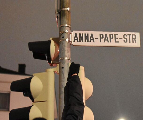 Aktion der Antifa Ludwigsburg: Einige Schilder der Hindenburgstraße wurden überklebt.