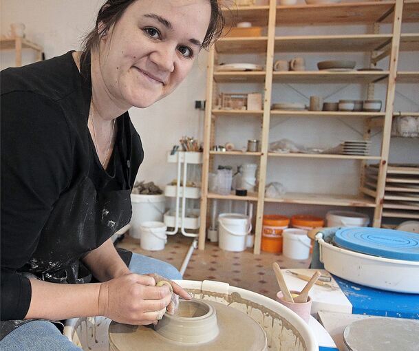 Töpferin Jenny Nagel in ihrer Werkstatt in Besigheim.