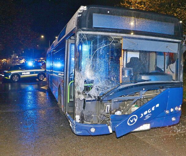 Die Polizei ist am Mittwochabend bei einem Unfall am ZOB Ludwigsburg im Einsatz.