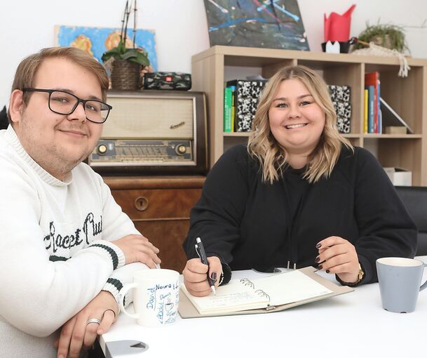 Kacper Rozpendek und Lea Rosenzopf im Büro, in dem auch die Besucher des Jugendcafés gern zusammenkommen.
