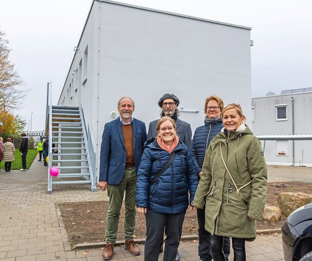 Stadtrat und Vertreter AK Asyl Hans Bader, Stadtbaumeister Klaus Schütze, Julia Reschke (Bürgerdienste) in der hinteren Reihe und vorne Ann-Christin Stangenberg (li., Flüchtlingsbeauftragte) und Meike Maier (Gebäudemanangement) vor der neuen Unterkun