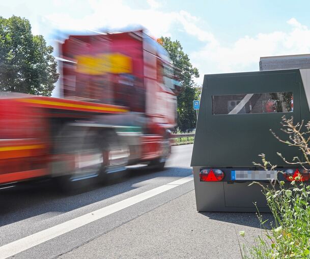 Die Rücklichter des sogenannten Enforcement Trailers wurden beschädigt. Symbolbild: Ramona Theiss (Archiv)