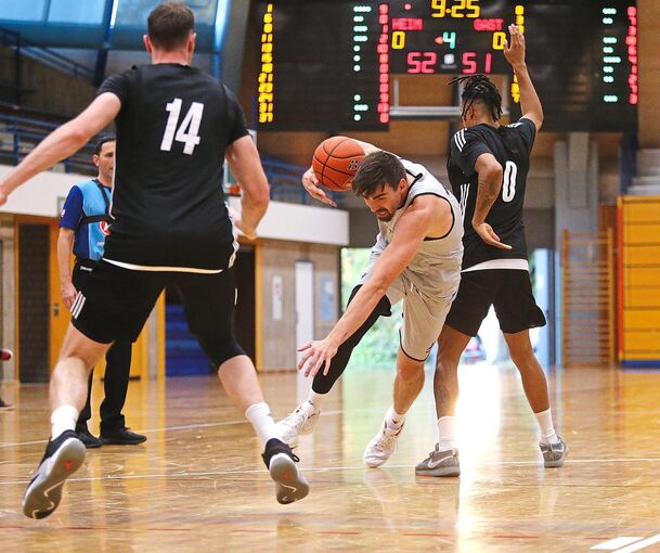 Nach nur wenigen Auftritten in Ludwigsburg wieder weg: AJ Pacher (Mitte).