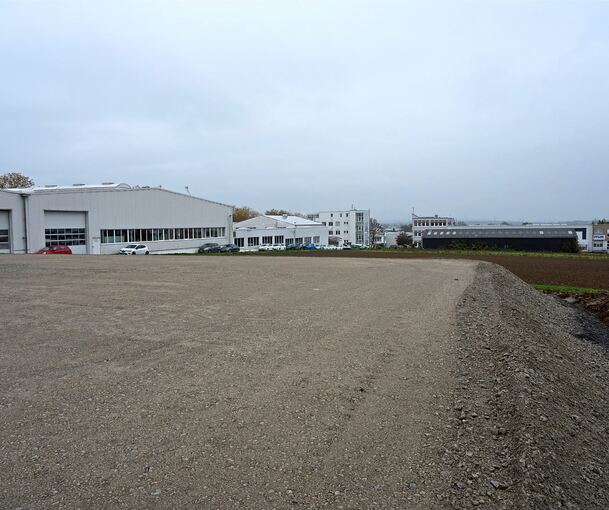 Hier entsteht eine Containeranlage, in der Platz für bis zu 64 Personen geschaffen wird.