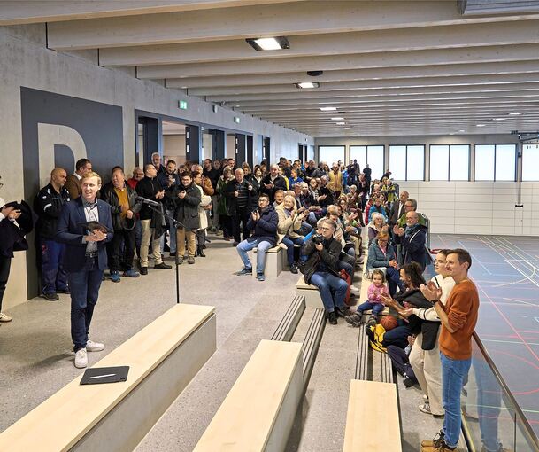 Bürgermeister Jan Hambach (vorn links) weihte die neue Sporthalle im Freiberger Zentrum ein.