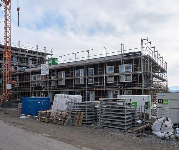 Weit vorangeschritten sind mittlerweile die Arbeiten an dem kommunalen Gebäude am Neuhaldenplatz.