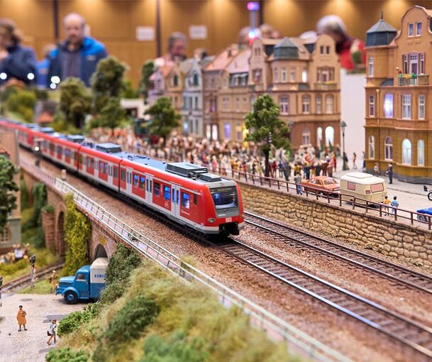 Kunstvoll gestaltet sind die Trassen der Modellbahnausstellung.