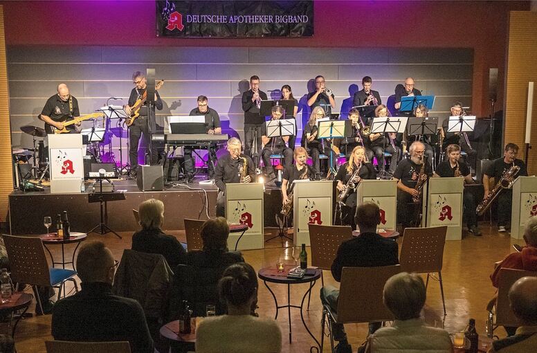Mit einem dichten Repertoire begeisterte die Apotheker-Bigband in Gemmrigheim.