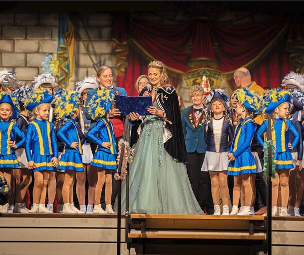 Bunt ging es zu auf der Bühne bei der Ordensprunksitzung der Fasnet-Gilde.