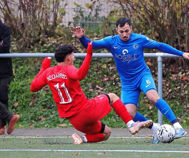 Attacke: Fabio Bucci (VfB, rot) gegen Bietigheims Azim-Semih Özsoy.