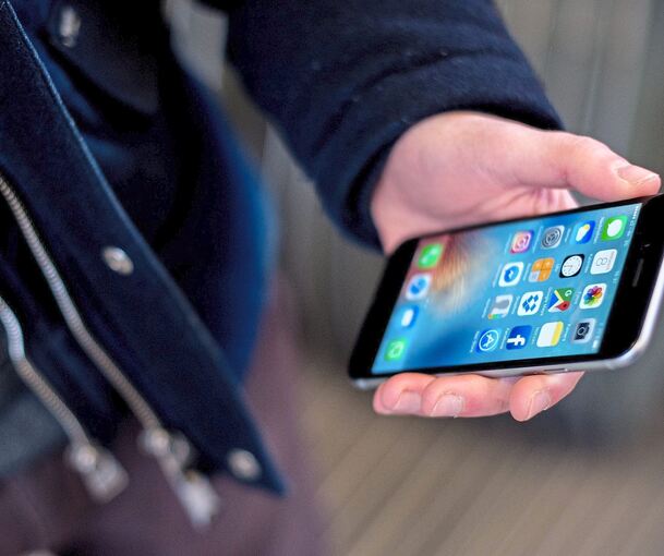 Der Betrüger hat per Handy Kontakt zum Opfer aufgenommen.