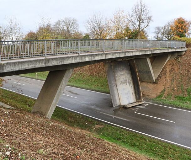 Der Anhänger steckt noch immer unter der Brücke auf Höhe der Solitudeallee auf der L1110.