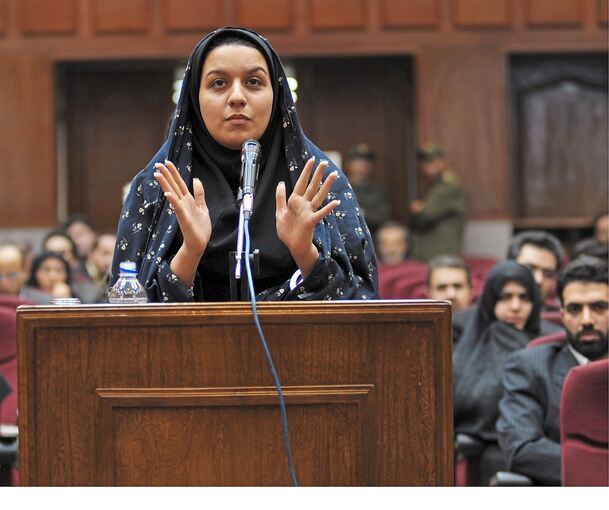 Die Iranerin Reyhaneh Jabbari, damals 20 Jahre alt, verteidigt sich vor Gericht in Teheran im Dezember 2008. Sie wurde wegen Mordes verhaftet, nachdem sie sich gegen eine Vergewaltigung wehrte und ihren Angreifer erstach. 2014 wird sie nach sieben Ja