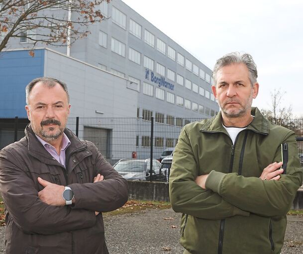 Ernste Mienen kurz vor Ende des Ludwigsburger BorgWarner-Werks: Der Betriebsratsvorsitzende Sven Ehrenberg (rechts) und Muhsin Arcar, sein Stellvertreter in dem Gremium, auf dem immer leerer werdenden Werksgelände im Ludwigsburger Westen.