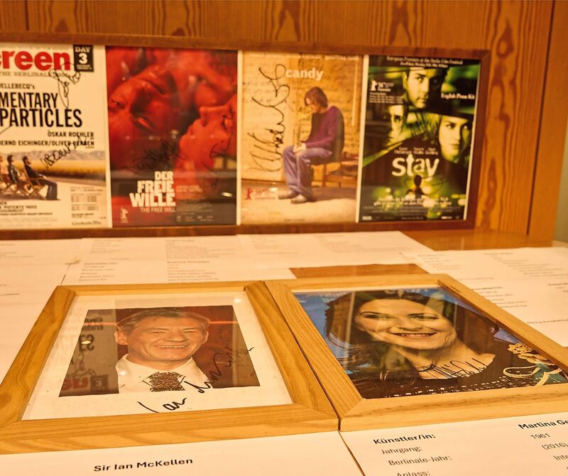 Signierte Filmplakate unter anderem mit Martina Gedeck