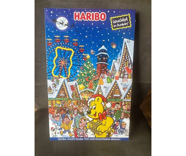 Leuchtet im Dunkeln und bietet 24 süße Leckereien: mein Haribo-Adventskalender.