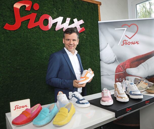 Präsentiert neue Modelle, darunter auch die Sneakers, die in Zusammenarbeit mit der Sängerin Maite Kelly entstanden sind: Geschäftsführer Lewin Berner.
