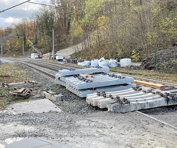 So sah es noch im November nahe des Bahnhofs Kirchberg aus, im Hintergrund einer der abgerutschten Hänge. Die Gleise liegen dort nun zwar, werden aber nicht wie üblich belastet.
