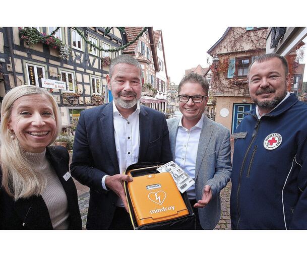 Einsatz für Defibrillatoren in der Stadt (von links): Anna-Lena Solombrino (Kreissparkasse), Heiko Herbst (VR-Bank), Bürgermeister Florian Bargmann und Axel Homma (Rotes Kreuz Besigheim).