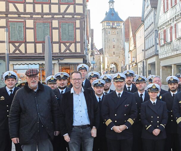 Die Besatzung der Fregatte Baden-Württemberg hat in Marbach ein volles Programm, Bürgermeister Jan Trost empfängt die Crew im Rathaus.