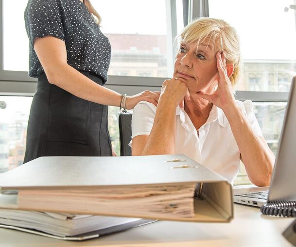Anteilnahme am Arbeitsplatz: Empathie zeigen ist wichtig, wenn eine Kollegin oder ein Kollege nach dem Tod einer oder eines Angehörigen in die Firma zurückkehrt.