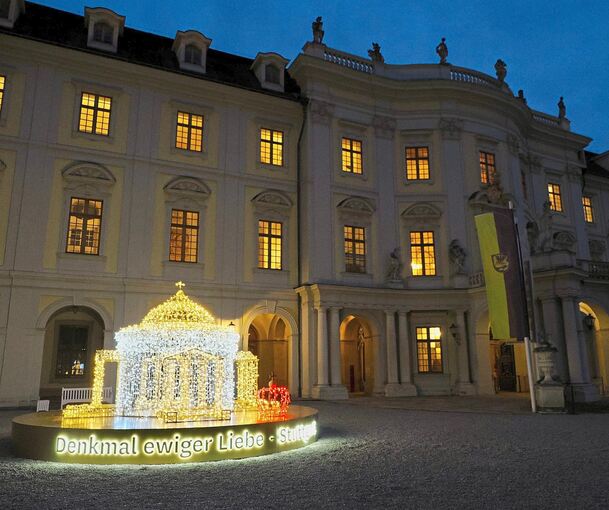 Die filigrane Nachbildung der Grabkapelle erstrahlt in LED-Lichtern und verbreitet eine magische Atmosphäre.