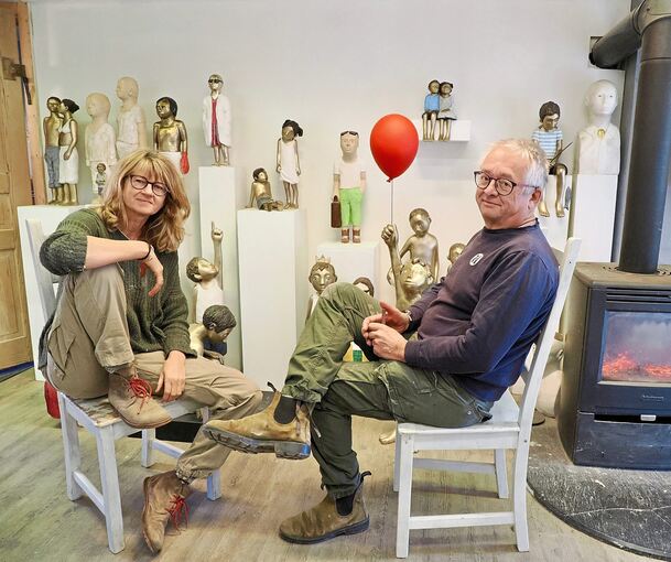 „Wir sind gekommen, um zu bleiben“: Tamara Suhr und Peter Hermann im kleinen Schauraum ihres Neckarweihinger Ateliers – die ehemalige Scheune haben sie in monatelanger Arbeit in ein architektonisches Kleinod verwandelt.