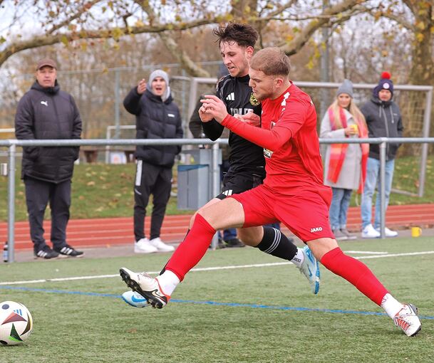Kevin Lang (links) dreht für den GSV Pleidelsheim gegen Blendi Muji (rechts) und den TV Pflugfelden die Partie.