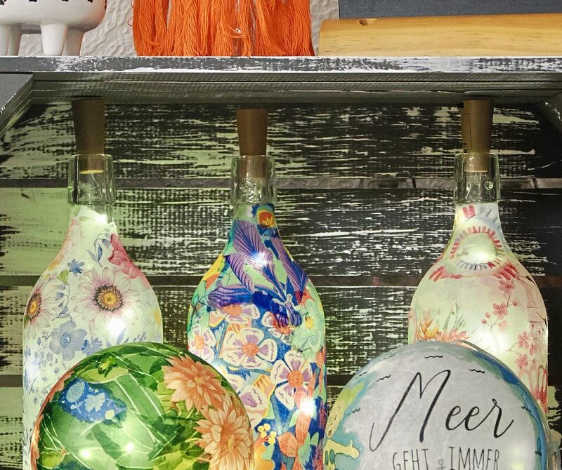 Flaschen und Kugeln mit Serviettentechnik.