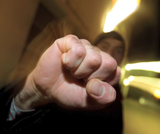 Mit Faustschlägen und Fußtritten griffen Unbekannte drei junge Männer an. Symbol