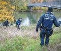 Nach dem Fund der Leiche startete die Polizei eine große Suchaktion nahe des Landungsstegs.