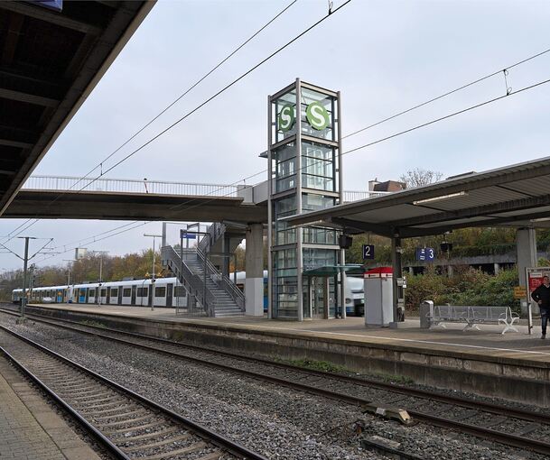 Im kommenden Jahr soll der 1978 gebaute Steg am Bahnhof Korntal saniert werden, währenddessen kann auch der Aufzug am Bahnsteig Richtung Stuttgart (Gleis 3) nicht genutzt werden.
