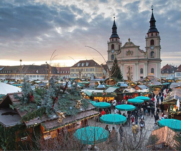Weihnachtlich liegt der Ludwigsburger Marktplatz jetzt wieder da.