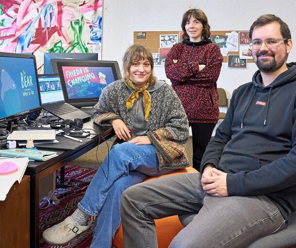 Clara Deitmar (links), Luzie Kehle und Julius Dorsel in ihrem Mucks Games-Studio. Das preisgekrönte „The Bear“ auf dem linken Monitor gibt es seit 2023, „Frieda is changing“ ist ihr derzeitiges Projekt.