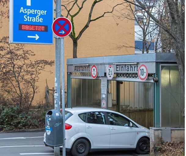 Autofahrer werden gebeten, auf das Parkleitsystem zu achten.