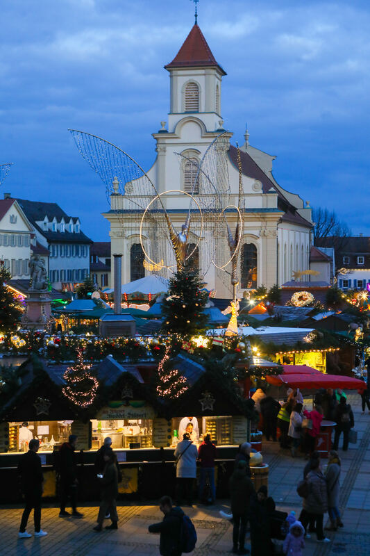 Zur Blauen Stunde auf dem Weihnachtsmarkt. Foto: Ramona Theiss