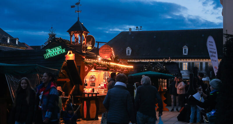 Die Stände sind einladend beleuchtet. Foto: Ramona Theiss