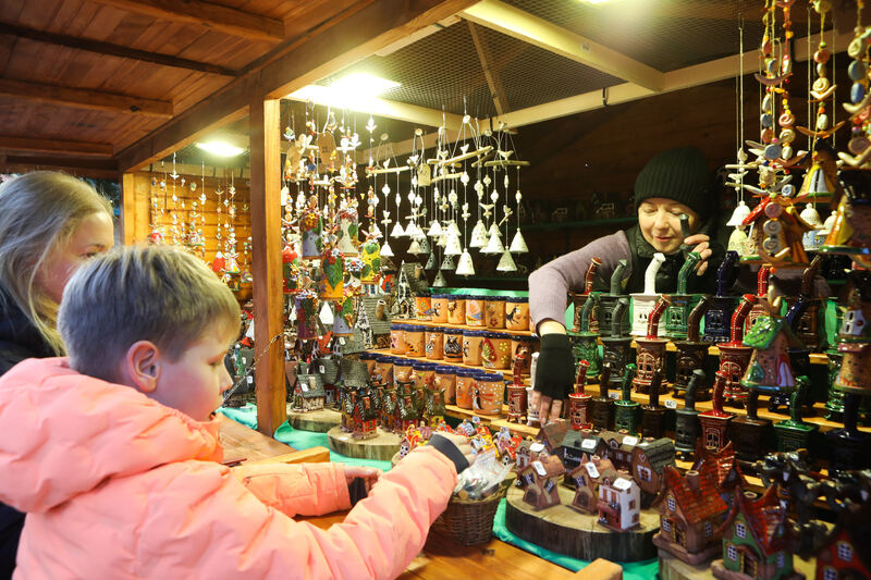Dekoartikel auf dem Weihnachtsmarkt. Foto: Ramona Theiss