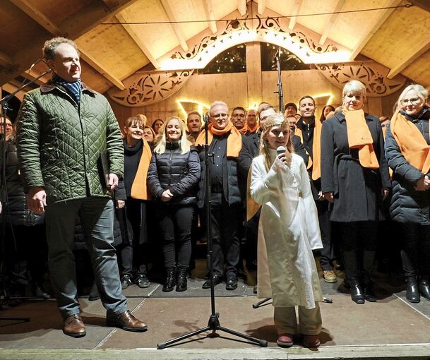 Oberbürgermeister Matthias Knecht und der Ludwigsburger Weihnachtsengel Lorena eröffnen den Weihnachtsmarkt gemeinsam. Foto: Hol Oberbürgermeister Matthias Knecht und der Ludwigsburger Weihnachtsengel Lorena eröffnen den Weihnachtsmarkt gemeinsam.