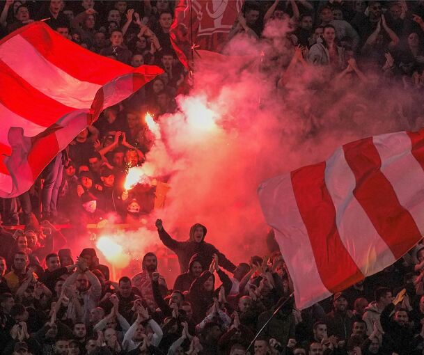 Roter-Stern-Fans beim Derby.
