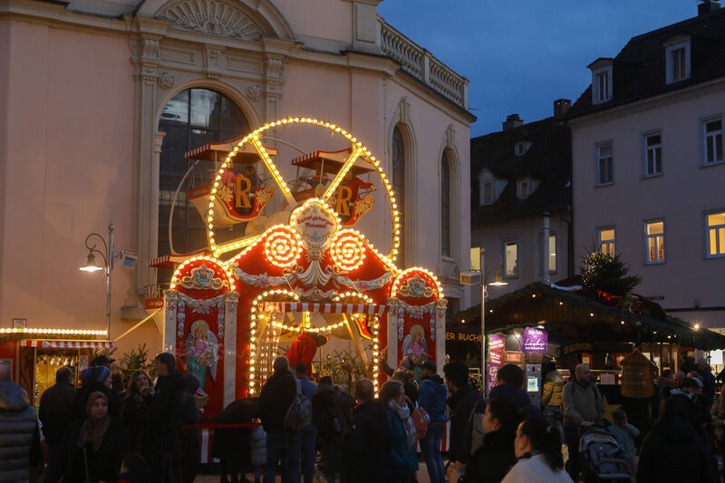 Das Kinder-Riesenrad ist eine Attraktion in der Kirchstraße. Foto: Ramona Theiss