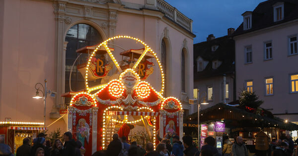 Das Kinder-Riesenrad ist eine Attraktion in der Kirchstraße. Foto: Ramona Theiss