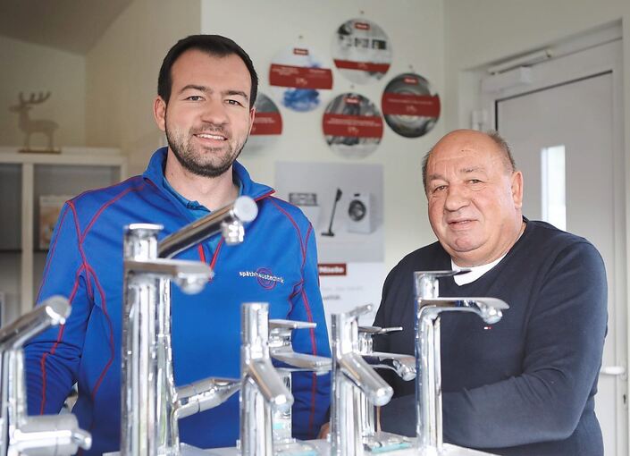 Enge Familienbande: Dennis (links) und Manfred Wägerle im Verkaufsraum des Mundelsheimer Betriebs Späth Haustechnik.
