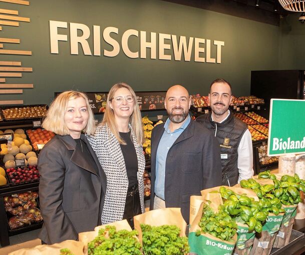 Freuen sich auf die Neueröffnung: Das Bild zeigt von links die stellvertretende Centermanagerin des Breuningerlandes Sabine Kuroczik, Centermanagerin Eva Jansen in de Wal, Inhaber David Matkovic und Marktleiter Antonio Sanfedele.