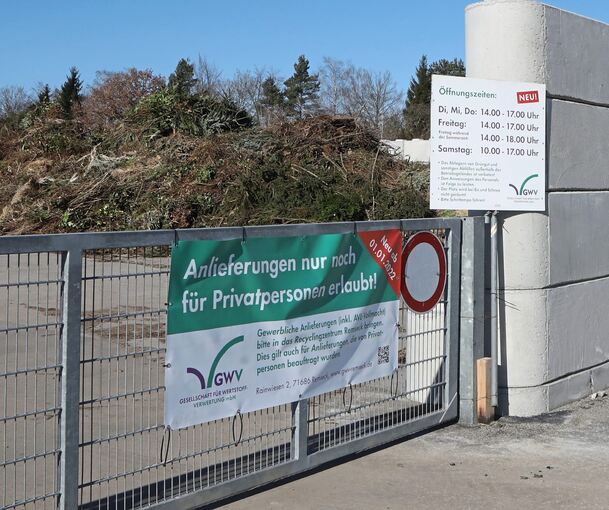 Kein Gewerbe darf liefern, und die Mitnahme von Grüngut ist auch für Privatpersonen verboten: Der Eingang zum Häckselplatz in Oßweil.