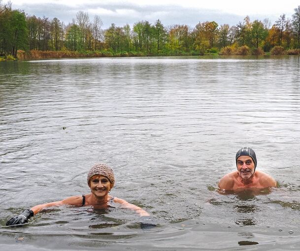 Simone Zahner und Johannes Häußler schwimmen auch im Winter im Horrheimer See.